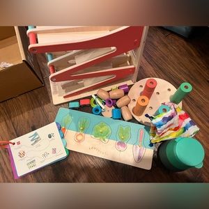 Lovevery Playkit The Pioneer Play Guide 16, 17, 18 Months